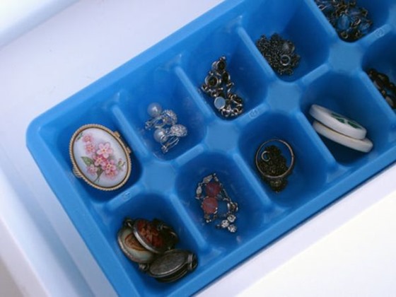 Use Ice Cube Trays to Organize Jewelry