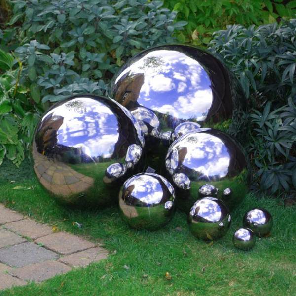 10 DIY Decorative Garden Balls