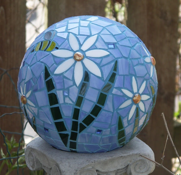 10 DIY Decorative Garden Balls