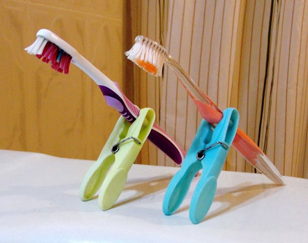 Make toothbrush holders from clothespins