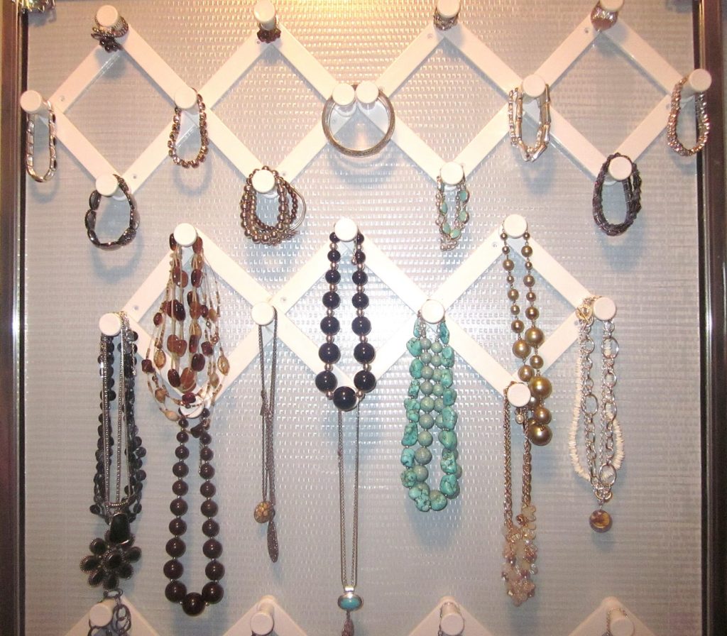 Use Expandable Peg Hooks to Keep Your Jewelry Organized