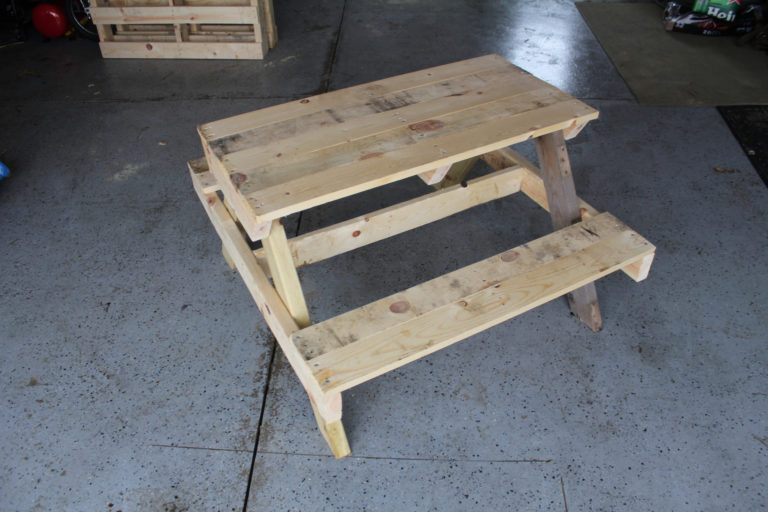Pallet Picnic Table - Cool DIY Ideas
